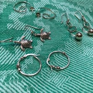 4 pairs of sterling silver earrings, hoops, turtle